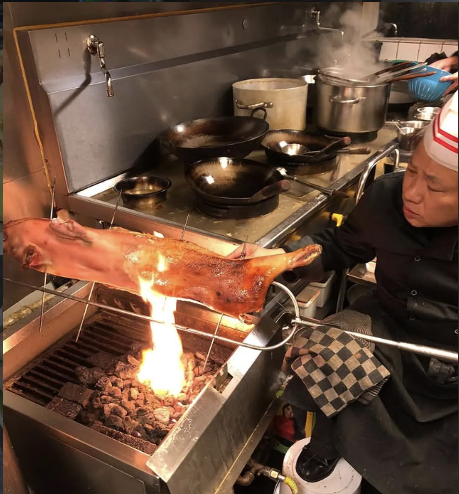 Keuken bij Little Asia met vlammen tijdens het bereiden van een gerecht