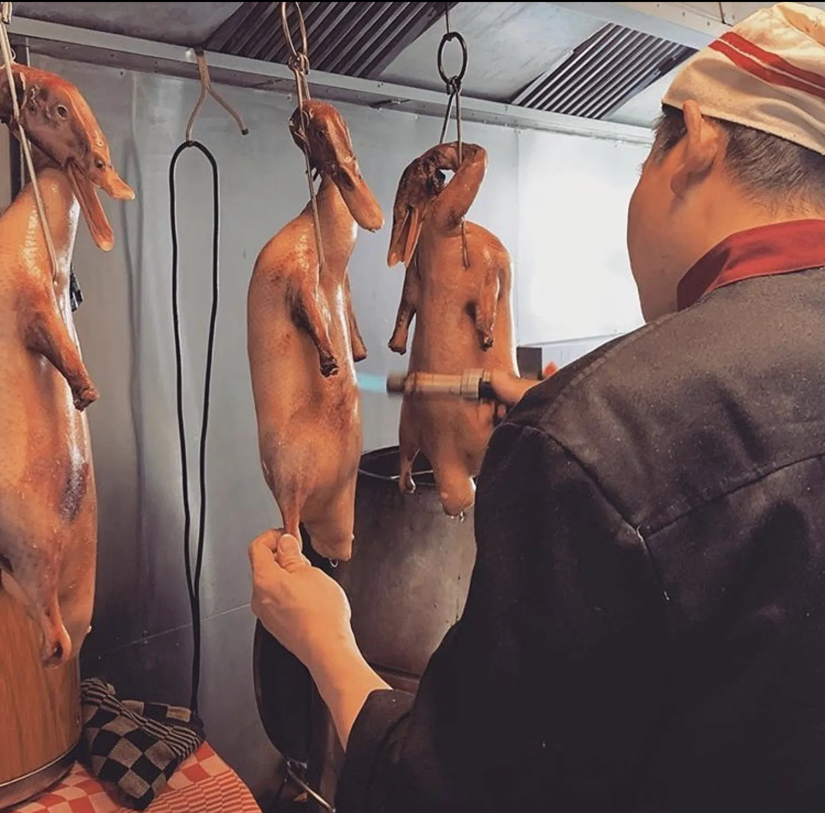Chef Beng Sing Lim aan het werk in de keuken