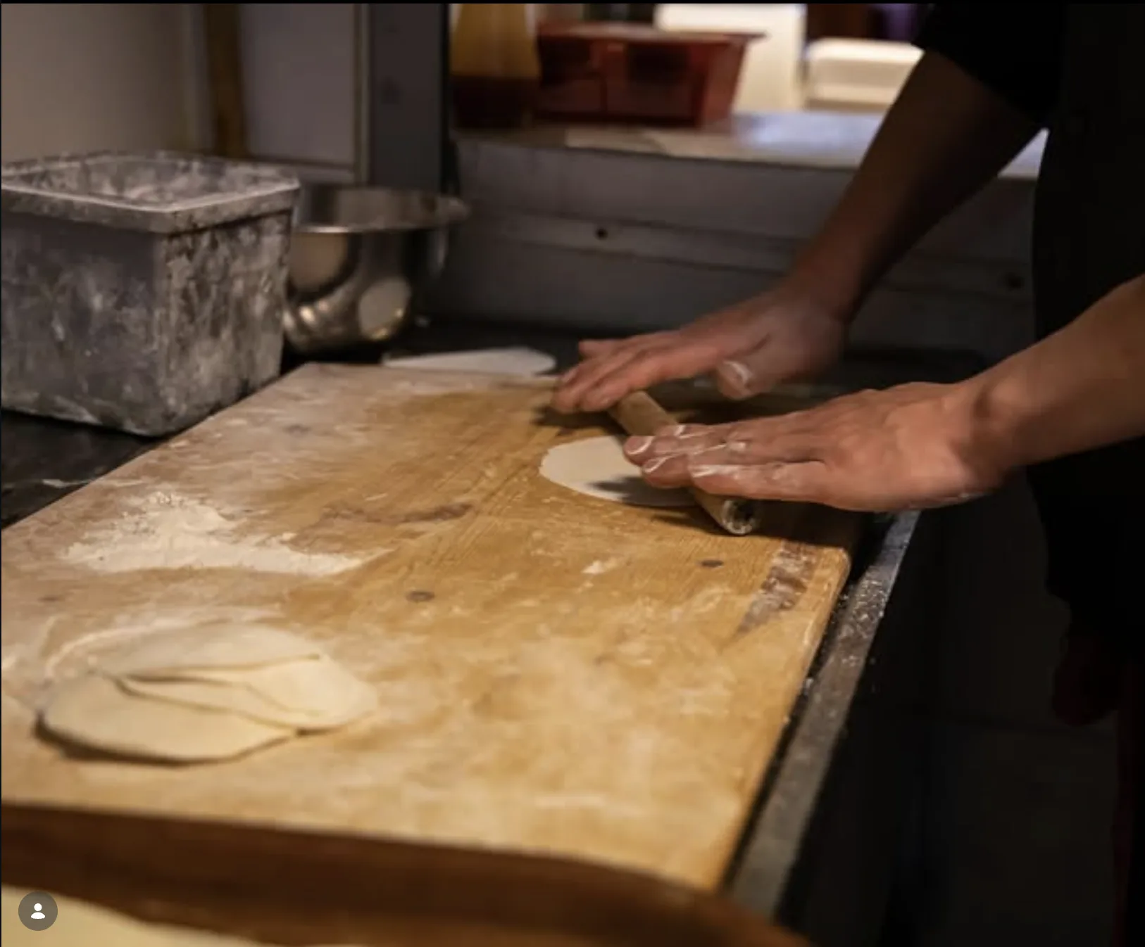 Bereiding van dumplings in de keuken van Little Asia
